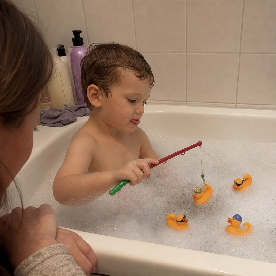 Barn fisker badeænder med fiskestang fra Djeco i badet