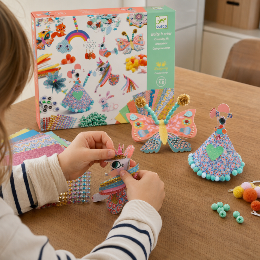 Barn samler kreasaet med 3D dyrefigurer
