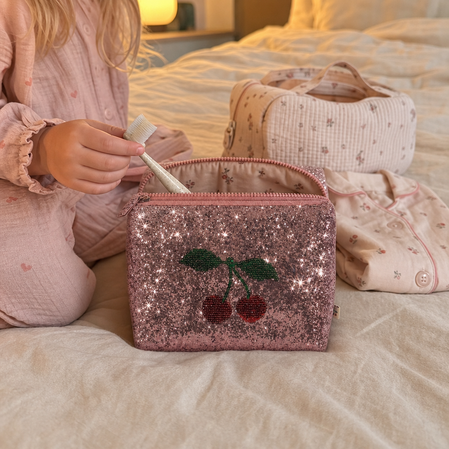 Toilettaske Glitter med Kirsebaer i brug