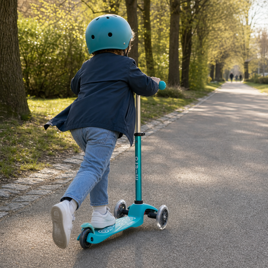 Barn kører på Micro Mini løbehjul i aqua