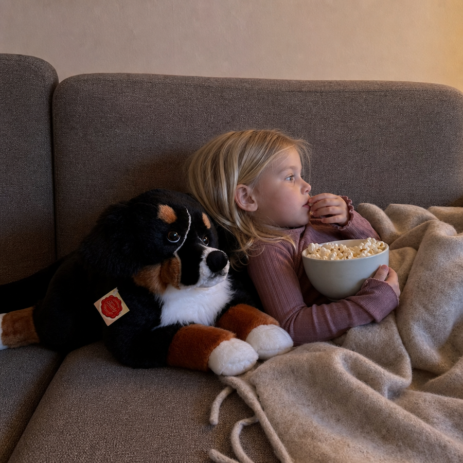 Barn hygger med bamse Berner Sennen hund liggende 60 cm fra Teddy Hermann