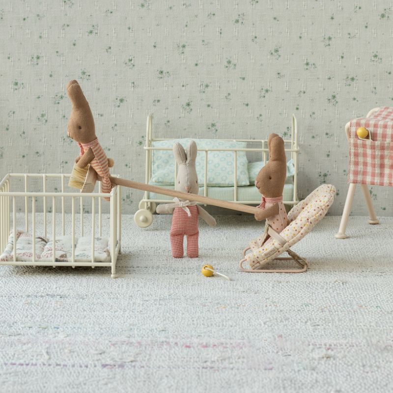 Hare My med rødternet tøj