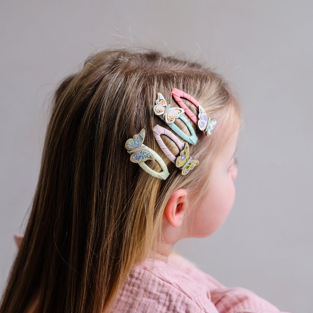 4 hårclips med blomstrede sommerfugle