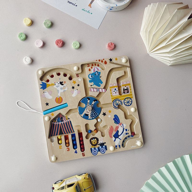 Aktivitetsplade med magneter og kugler