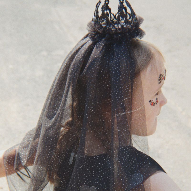 Sort diamantkrone med slør