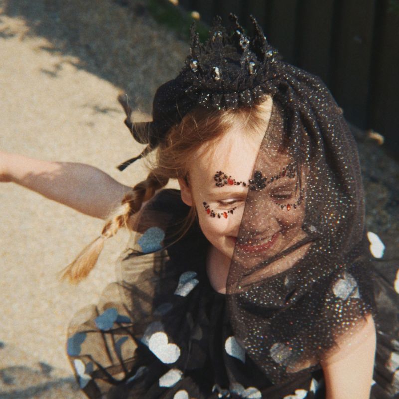 Sort diamantkrone med slør