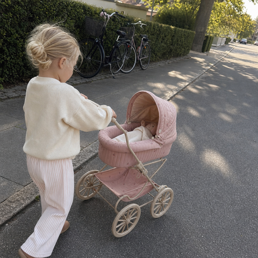 V1 DUKKEVOGN | Barn går tur med dukkevogn i Cherry Blush fra Konges Sløjd