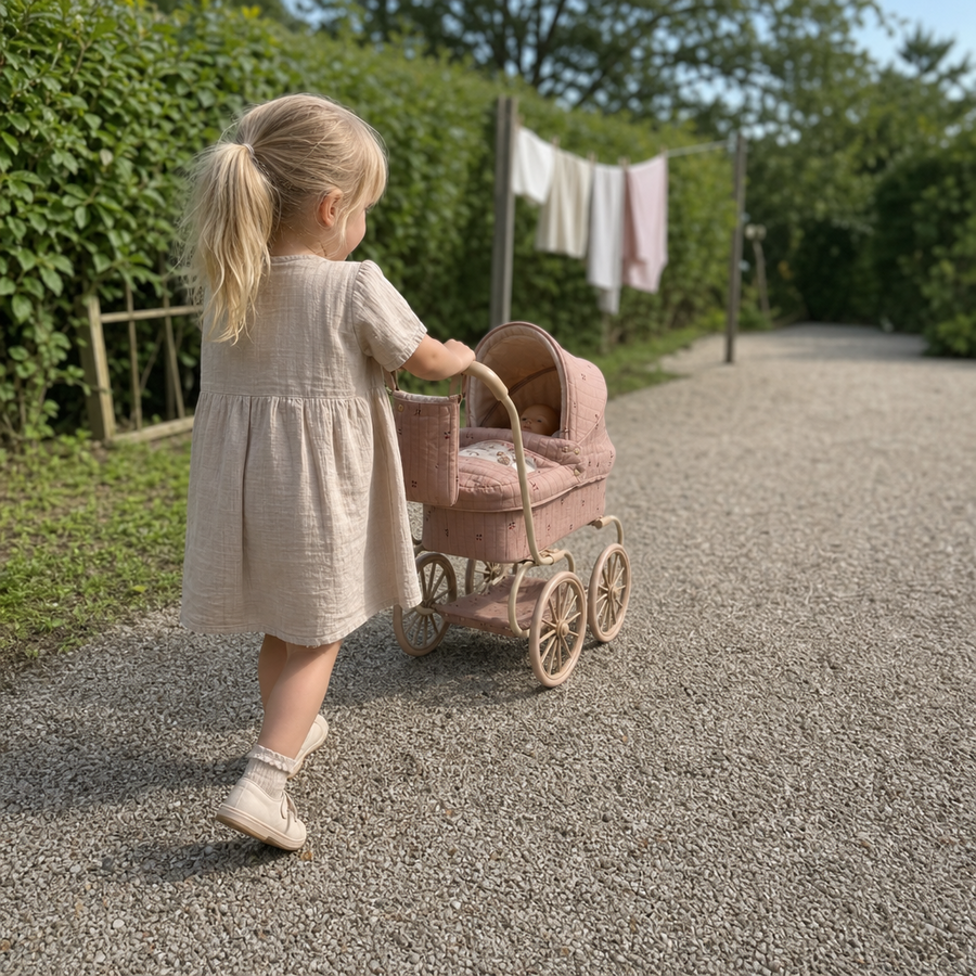 Barn leger med Minnie dukkevogn i Cherry blush