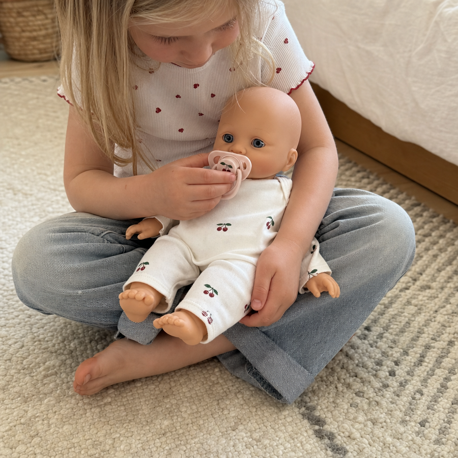 Barn leger med dukke Elli