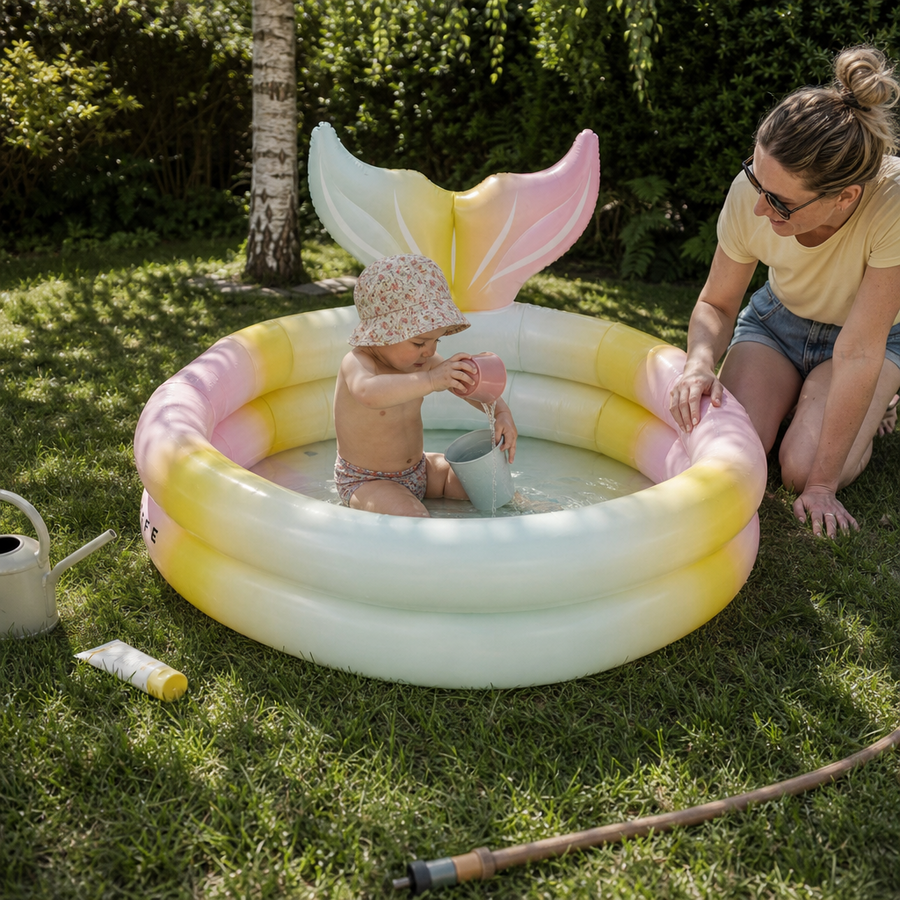 Barn leger i badebassin med havfrue-motiv i ombre fra Sunnylife
