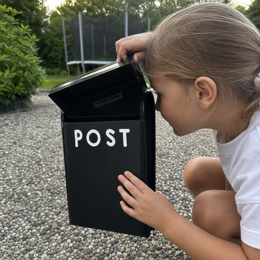 Barn leger med sort postkasse i metal fra Bruka Design