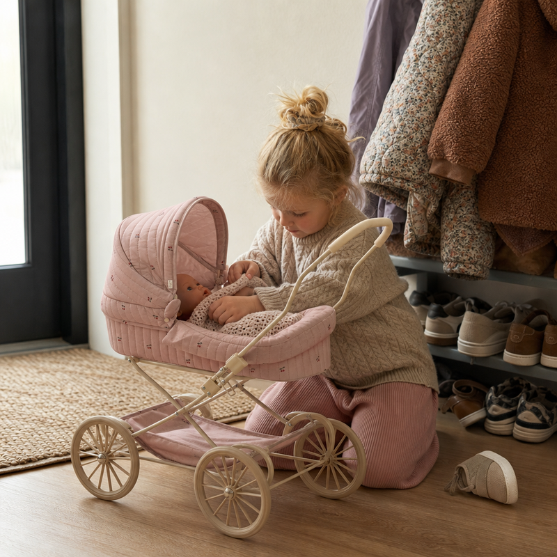 V2 DUKKEVOGN | Barn leger med dukkevogn i Cherry Blush fra Konges Sløjd