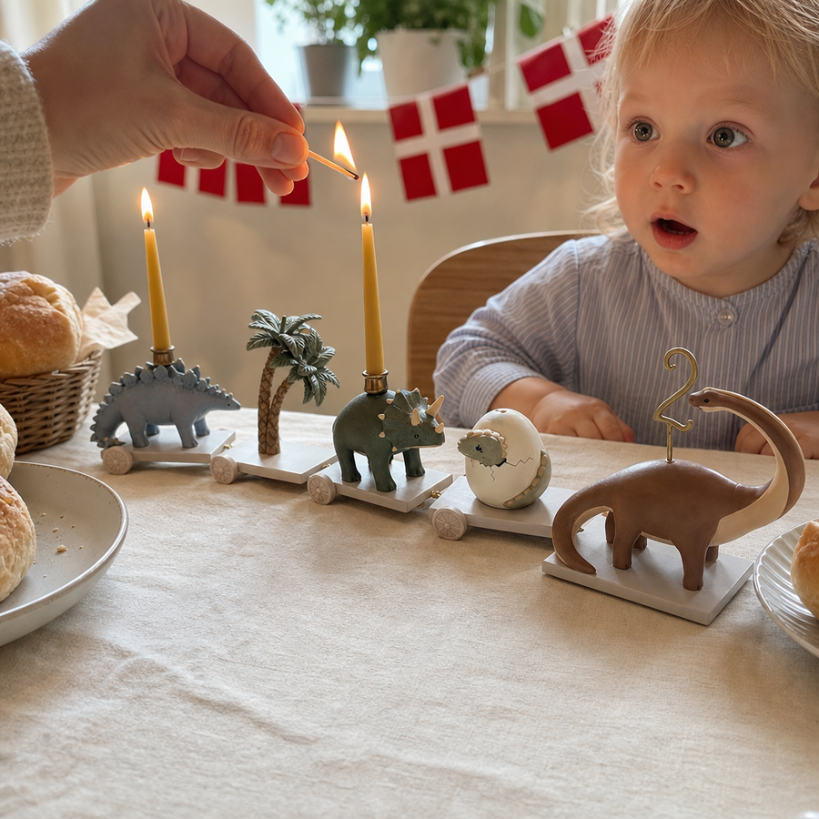 Barn med Konges Sløjd fødselsdagstog - dinomite