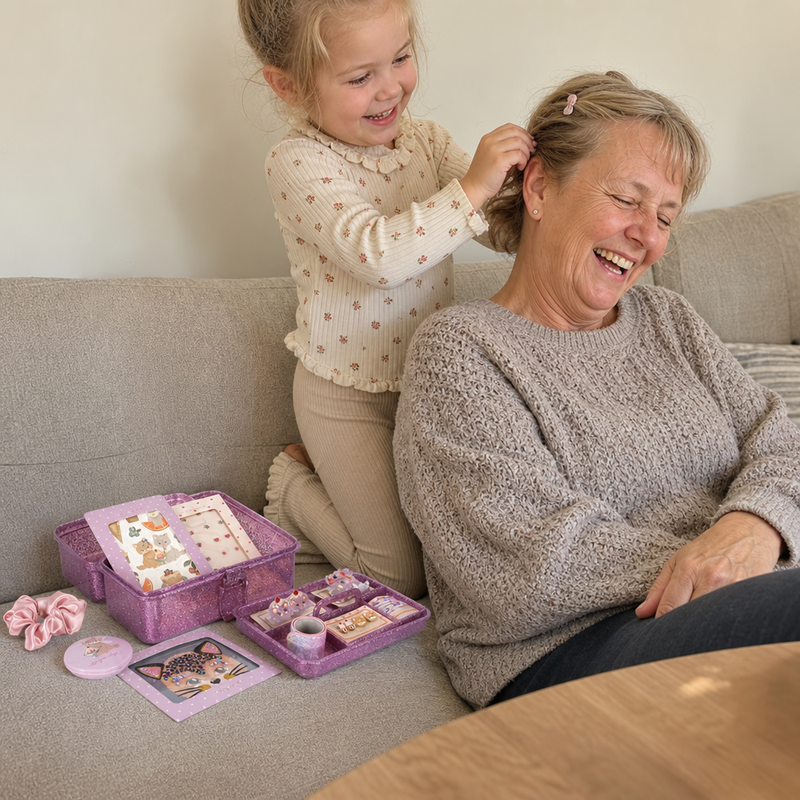 Barn pynter sig med Glam Me Up kuffert i Amour Pink