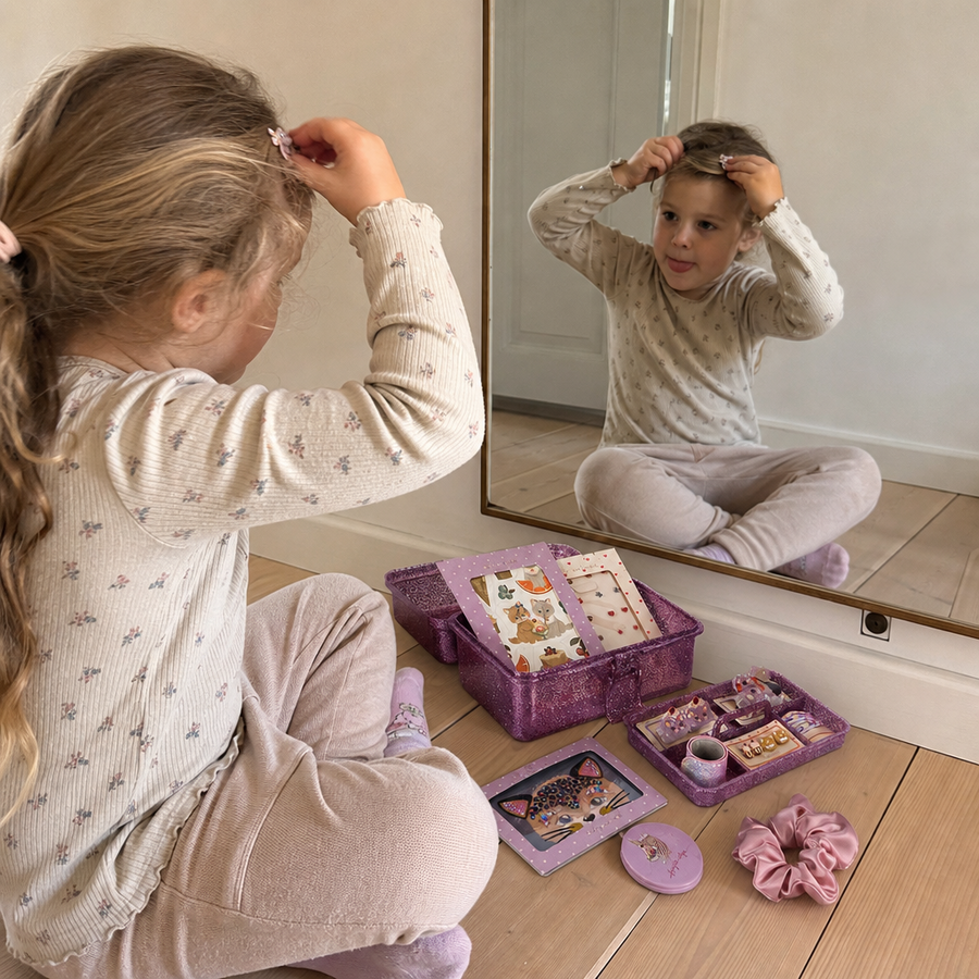 Barn leger med Glam Me Up kuffert i Amour Pink