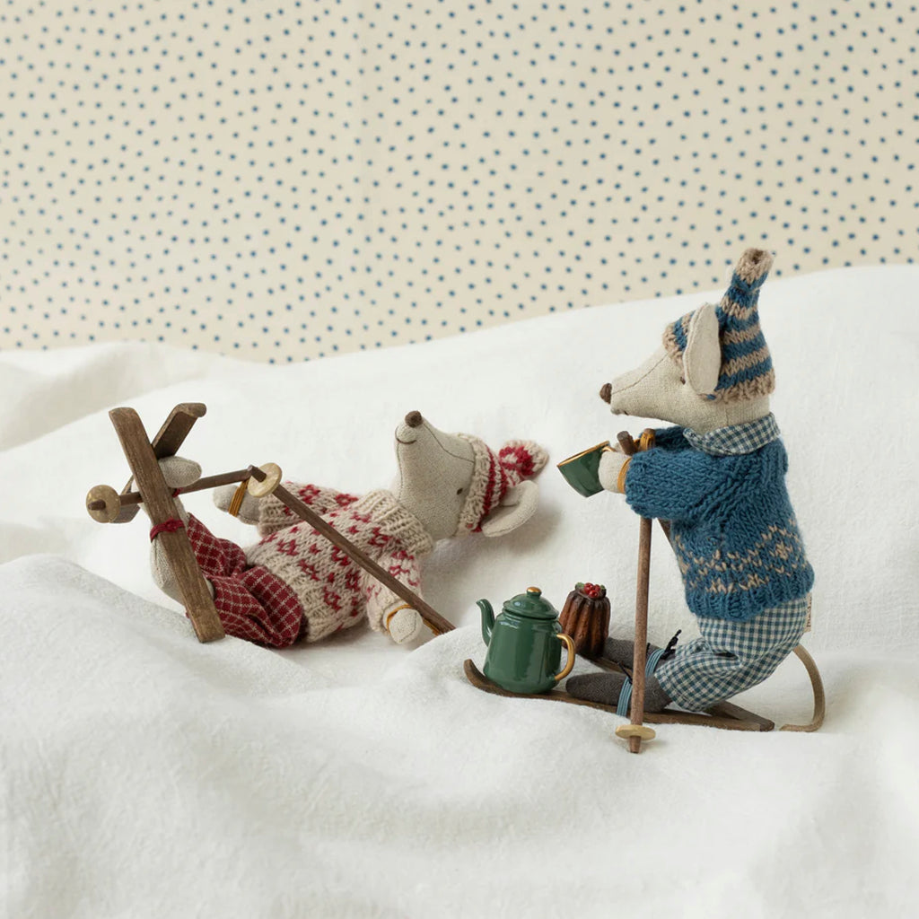 Mormus i æske med ski og stave