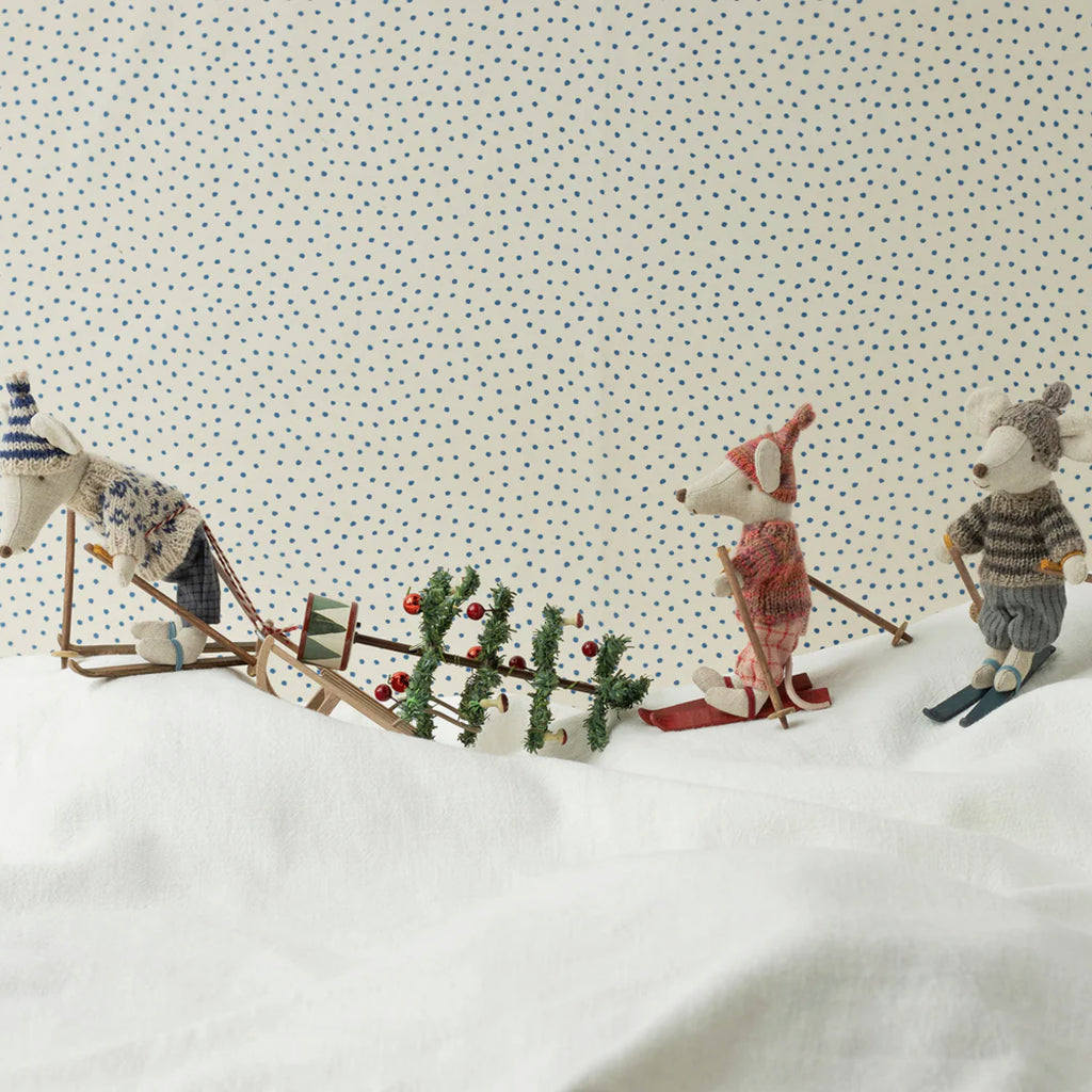 Storesøstermus med ski og stave