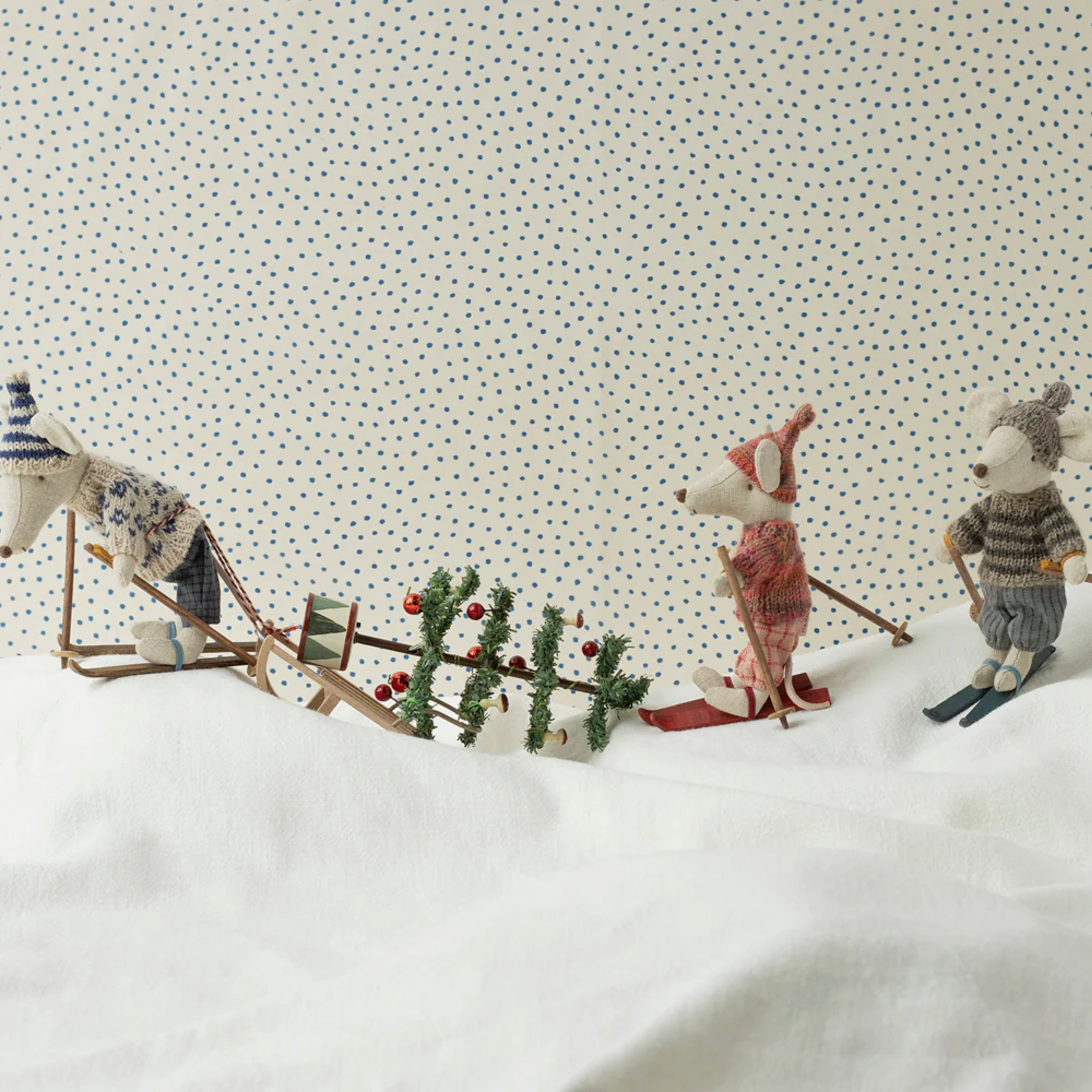 Storesøstermus med ski og stave