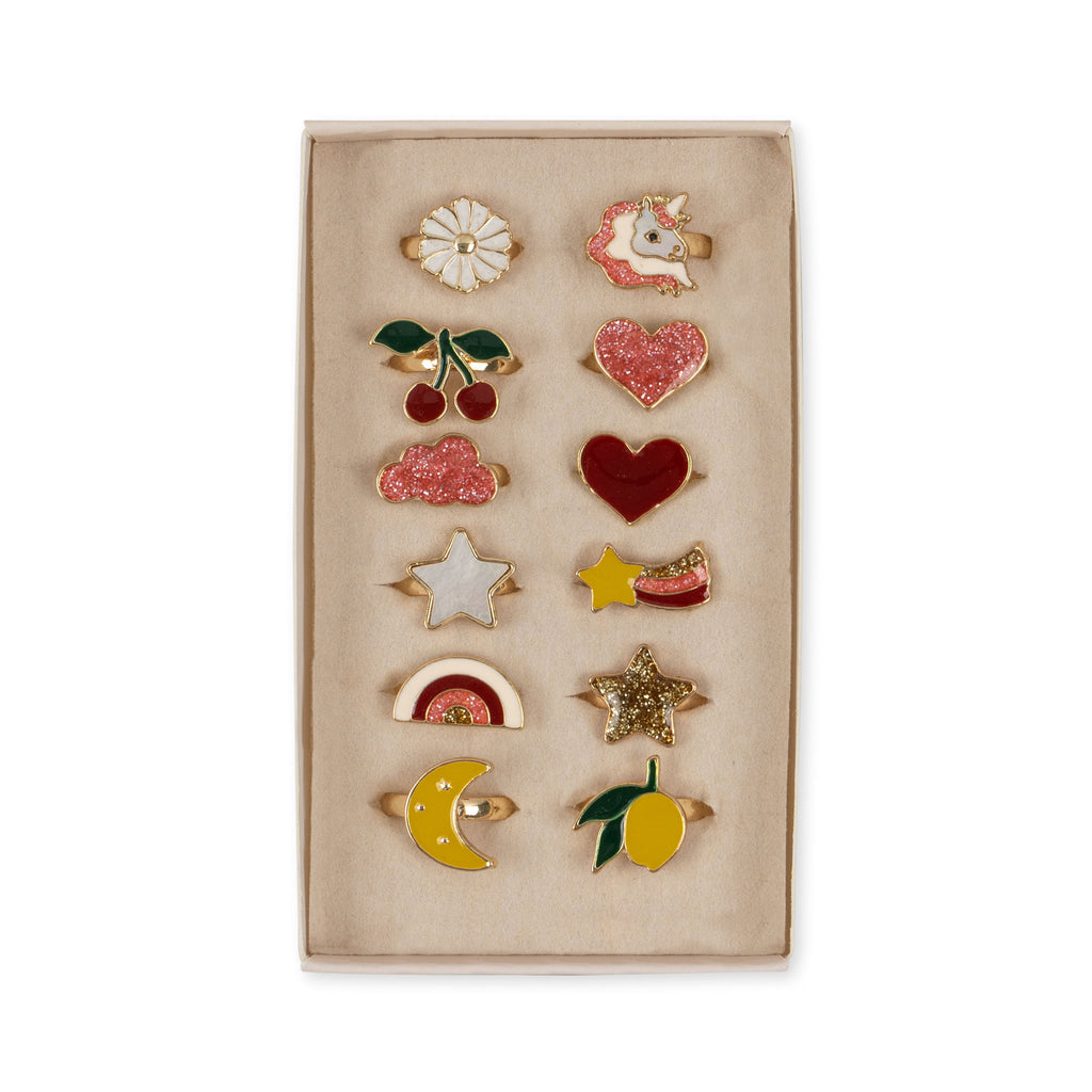 Hvid æske med 12 fingerringe