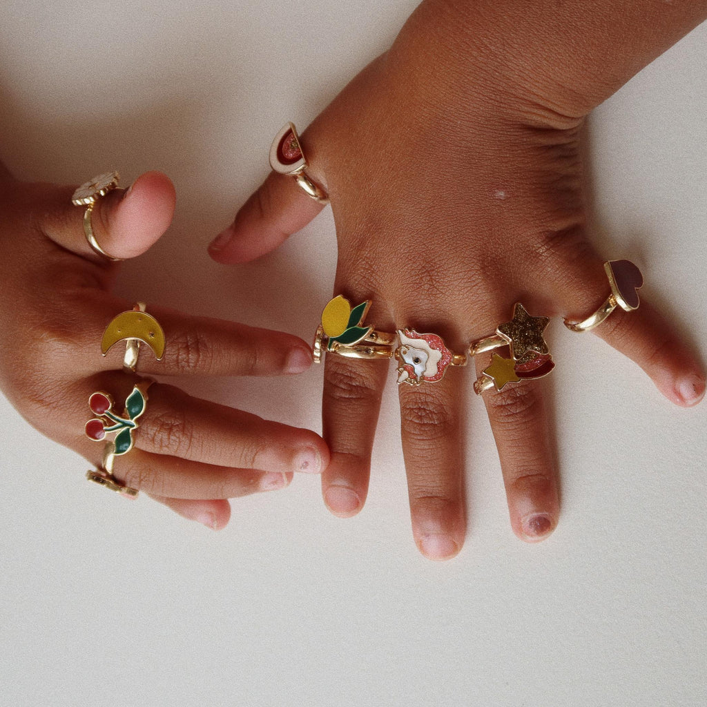 Hvid æske med 12 fingerringe