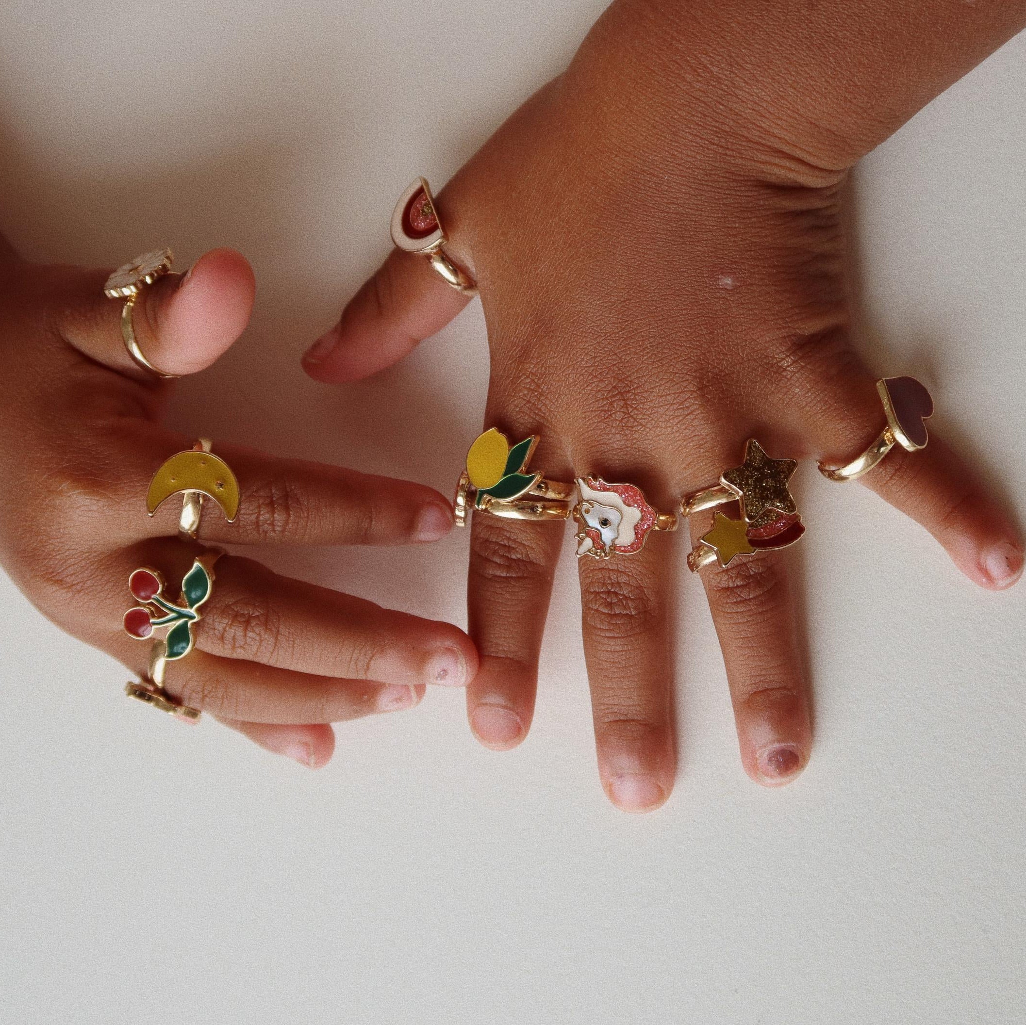 Hvid æske med 12 fingerringe